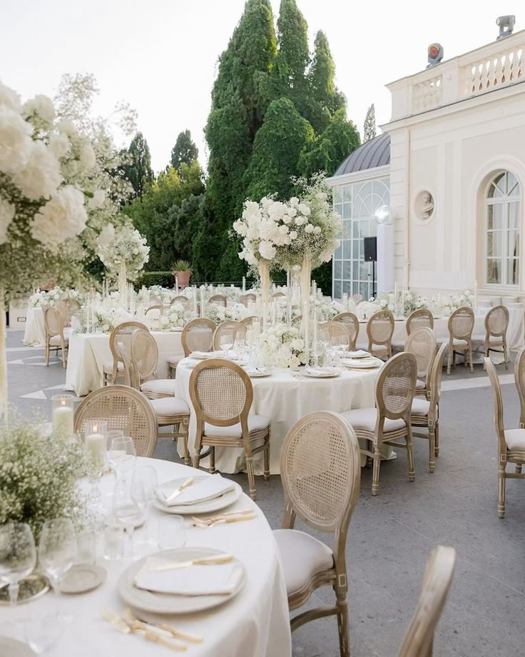 Evento elegante com flores brancas